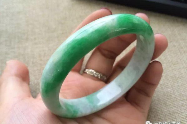 贵妃镯和圆镯的区别