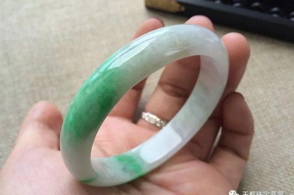 贵妃镯和圆镯的区别