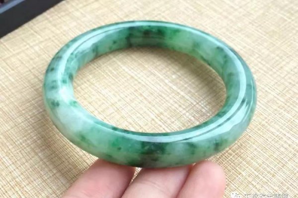 贵妃镯和圆镯的区别