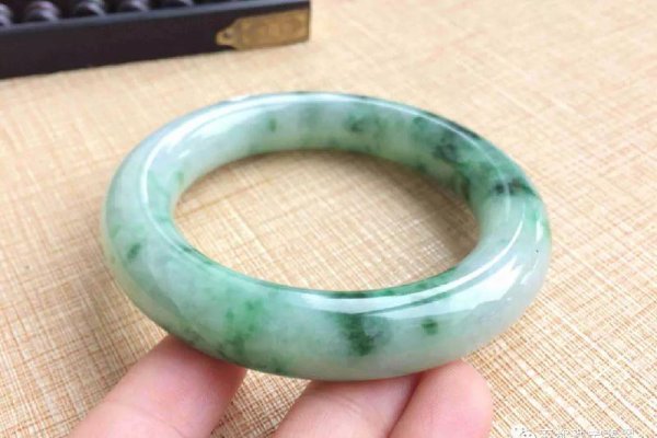 贵妃镯和圆镯的区别