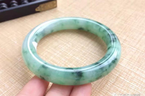 贵妃镯和圆镯的区别