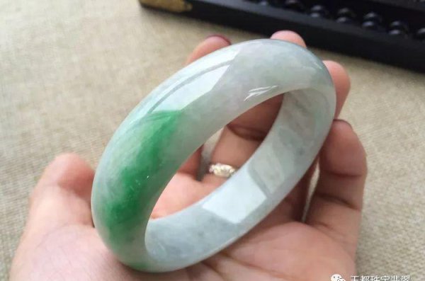 贵妃镯和圆镯的区别