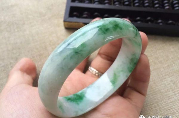 贵妃镯和圆镯的区别