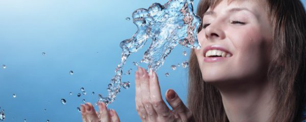 薄荷叶泡水洗脸能祛痘吗