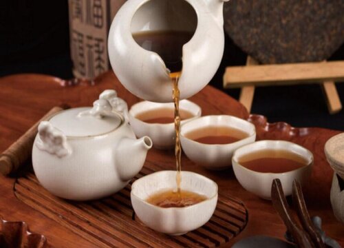 隔夜茶水浇花的正确方法