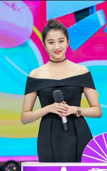 肩宽的女性适合穿什么类型的衣服