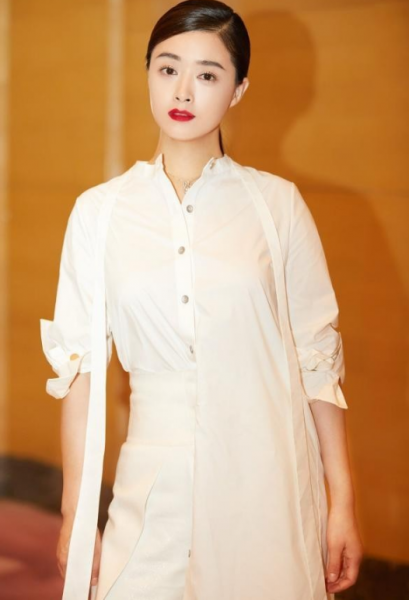 肩宽的女性适合穿什么类型的衣服