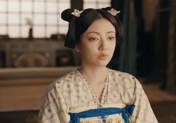 肩宽的女性适合穿什么类型的衣服