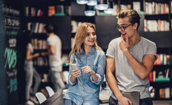 男生频繁看女生什么意思