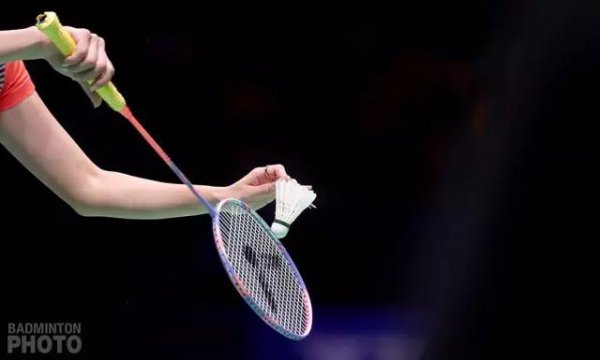 羽毛球拍磅数高低的区别