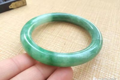 贵妃镯和圆镯的区别 翡翠贵妃镯和圆镯哪个好