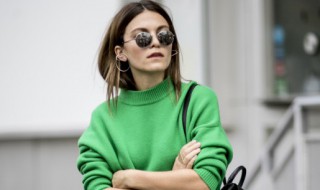 50岁以上女人穿什么颜色衣服 女人50岁后少穿这5种颜色衣服