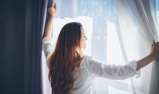 客厅挂什么颜色窗帘好 客厅窗帘怎么搭配颜色