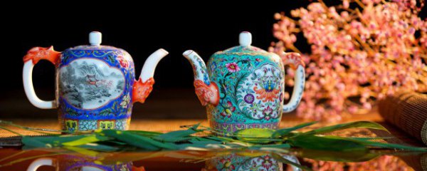 客厅东边摆放青花瓷好不好