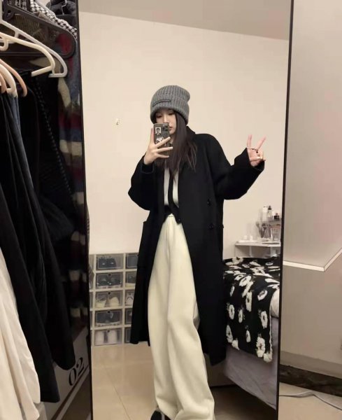 黑色外套内搭什么颜色的衣服好看