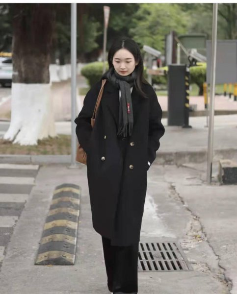 黑色外套内搭什么颜色的衣服好看