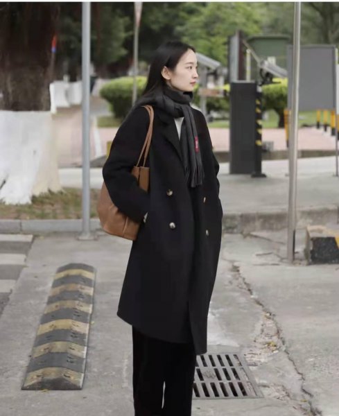 黑色外套内搭什么颜色的衣服好看