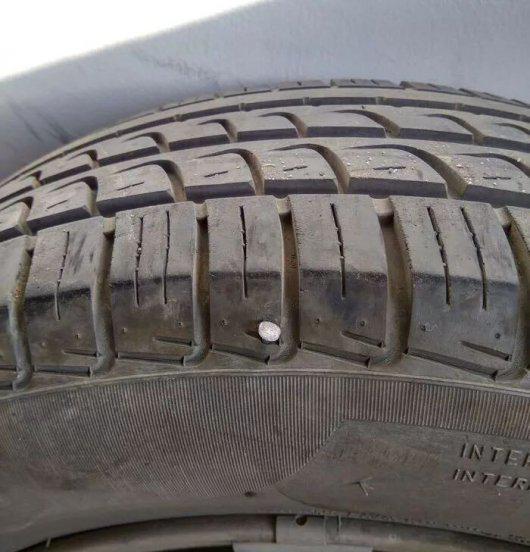 车胎扎了个钉子怎么办补胎还是换