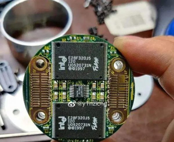 黑匣子在飞机哪个部位