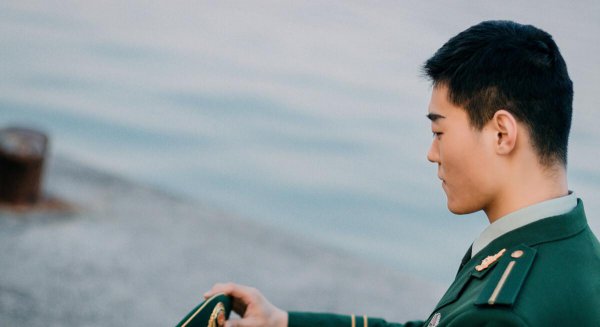 在读大学生参军入伍当武警兵有前途吗