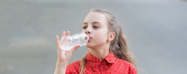 塑料杯子底部什么也没有能用吗