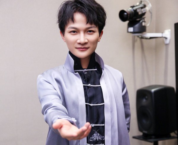 歌手周深是男的女的