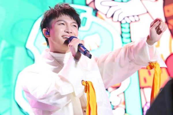 歌手周深是男的女的