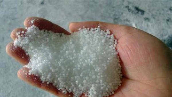 用尿素给玉米追肥直接撒地面行吗