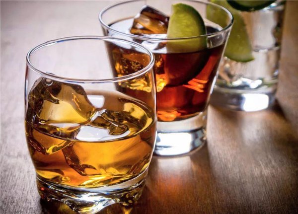 洋酒是什么材料酿造的