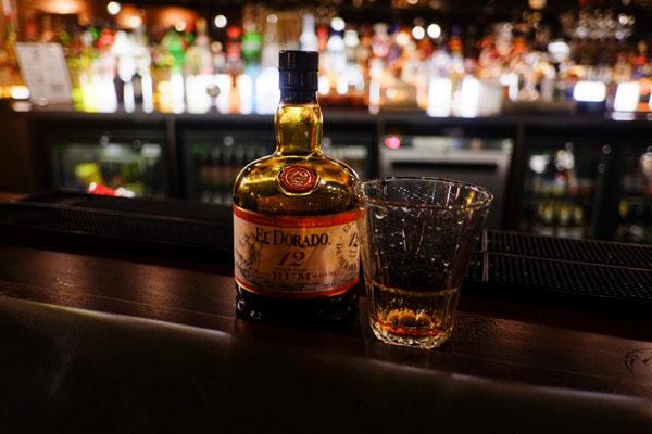 洋酒是什么材料酿造的