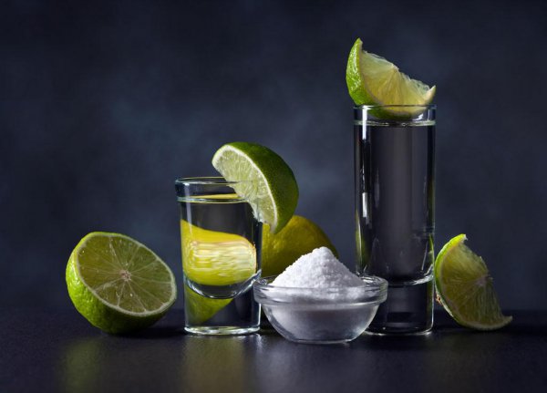 洋酒是什么材料酿造的