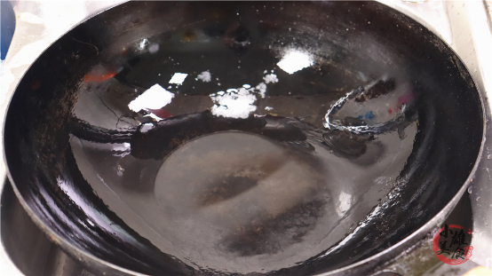 炒锅底烧糊的黑垢怎么去除