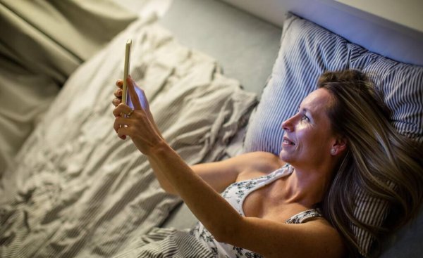 手机开飞行模式还有辐射吗