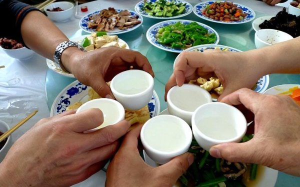 跟领导喝酒的敬酒说辞简单