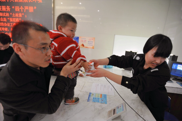 身份证上的照片可以自己提供吗