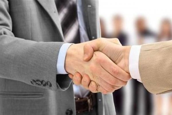 握手礼仪谁先伸手的顺序