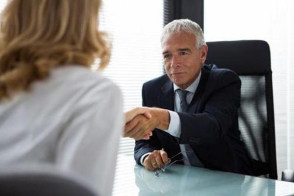 握手礼仪谁先伸手的顺序