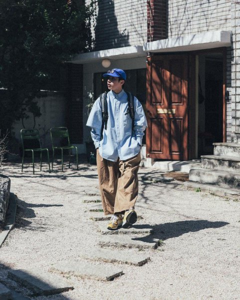 卡其色裤子配什么颜色t恤