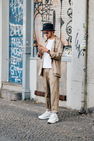 卡其色裤子配什么颜色t恤