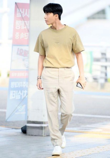 卡其色裤子配什么颜色t恤