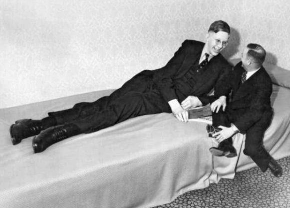 目前世界上最高的人身高是多少厘米