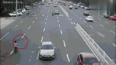 骑电动车如何正确过马路图解 骑电动车过马路注意事项