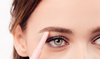 如何选择眉笔颜色 选择眉笔颜色的方法