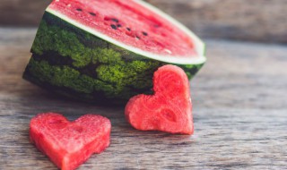 怎么挑西瓜好吃又甜 夏天该怎么挑选西瓜