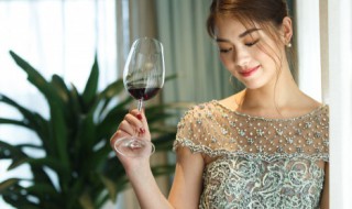 女人喝红酒的好处和坏处 女人喝红酒有什么好处和坏处