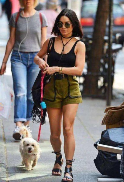 罗马鞋搭配什么衣服好看