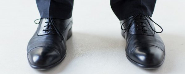 牛皮滴了油怎么清洗掉屑