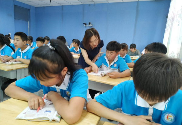 俄语和英语哪个难