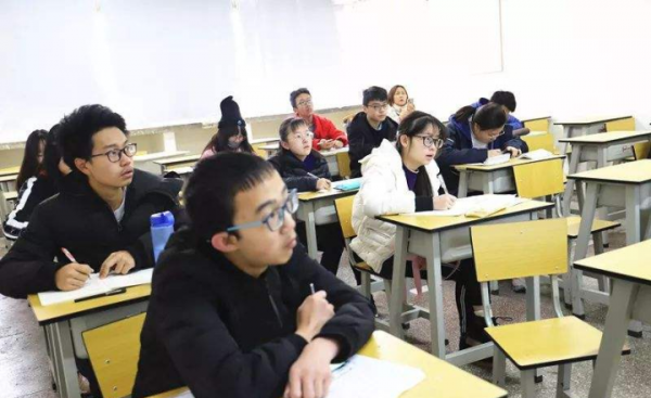 俄语和英语哪个难