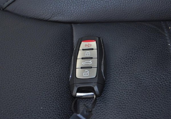 车自动锁了钥匙在里面怎么办